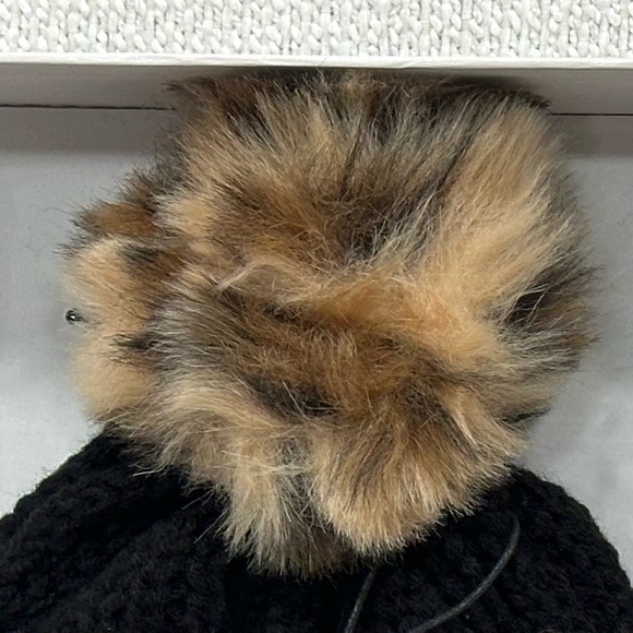 Steve Madden 2 Piece Gift Set~Black Pom Beanie & Black Crossbody Purse~New~$88 - Picture 3 of 13
